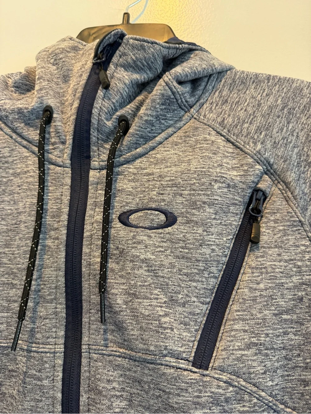 Oakley Men’s Heather Grey Hooded Performance Jacket with Navy Trim